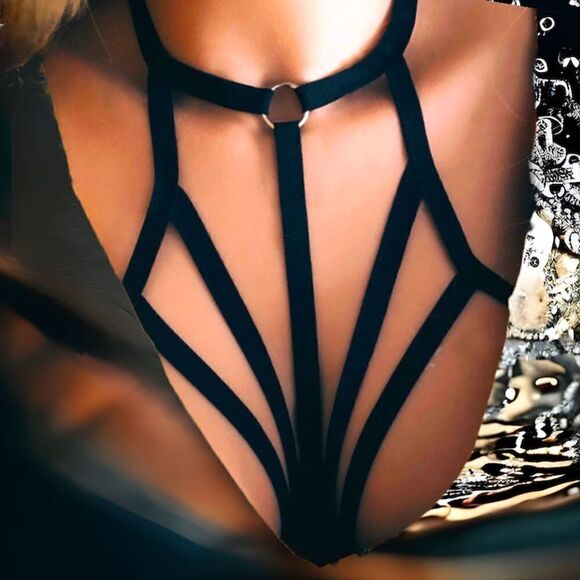 Layering Strings l High-neck, O-Ring l New l Black l M & XL remain 🌹 - Picture 1 of 6